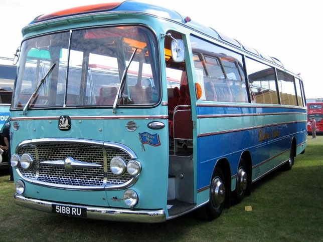 Dreiachsiger klassischer Bedford-Bus